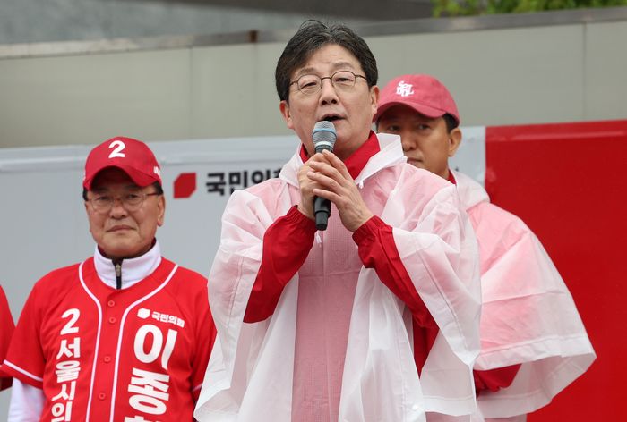 유승민 전 의원이 21일 오전 서울 강북구 삼양사거리에서 진행된 오세훈 국민의힘 서울시장 후보 선거 유세에서 지지발언을 하고 있다. ⓒ뉴시스