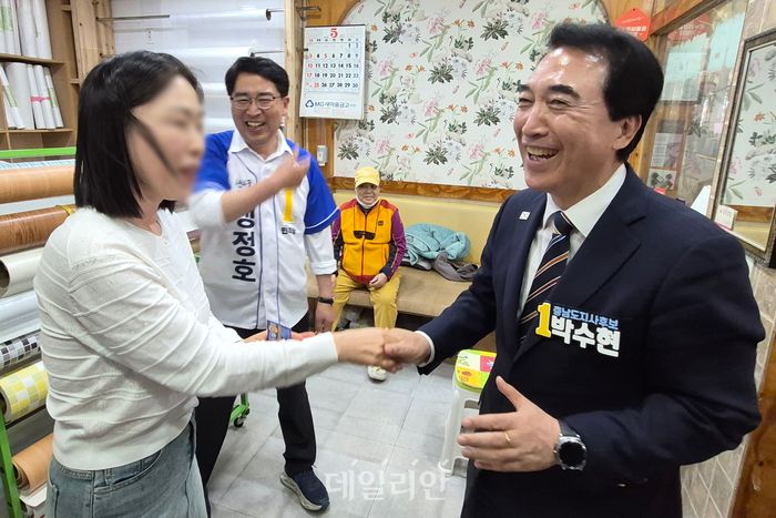박수현 더불어민주당 충남도지사 후보가 22일 서산동부시장을 찾아 상인들과 얘기를 나누는 중이다. ⓒ데일리안 김주혜 기자