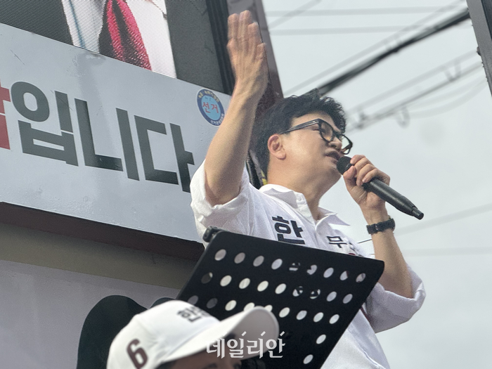 부산 북구갑 국회의원 보궐선거에 출마한 한동훈 무소속 후보가 21일 부산 북구 구포시장 쌈지공원에서 열린 출정식에서 지지를 호소하고 있다. ⓒ데일리안 오수진 기자