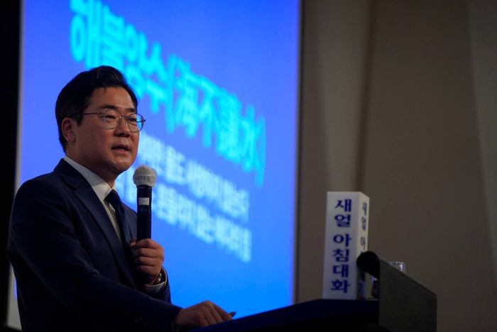 더불어민주당 박찬대 인천시장 후보가 지난 20일 새얼문화재단이 주최한 아침대화에서 인사말을 하고 있다. ⓒ 박찬대 캠프 제공