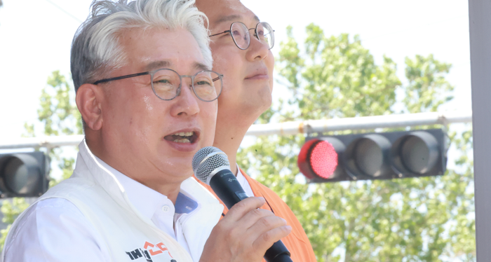 조응천 개혁신당 경기도지사 후보가 지난 22일 경기도 고양 능곡시장에서 유세 차량에 올라 지지를 호소하고 있다. ⓒ데일리안 방규현 기자
