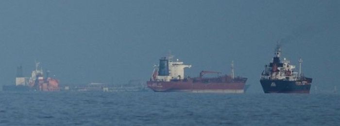 지난달 11일 아랍에미리트(UAE) 호르파칸에서 바라본 호르무즈 해협에 유조선과 화물선들이 항해하고 있다. ⓒ AP/연합뉴스