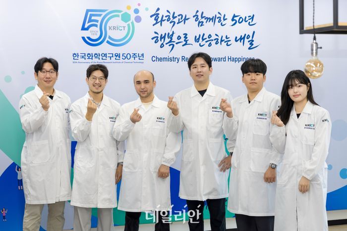 한국화학연구원 김민철·박지훈·이진희 박사 연구팀이 기념촬영을 하고 있다.ⓒ한국화학연구원