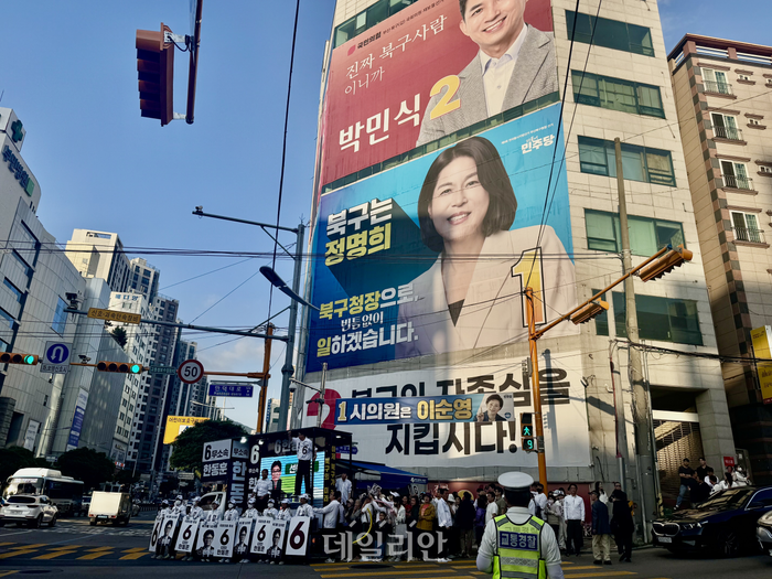 부산 북구갑 국회의원 보궐선거에 출마한 한동훈 무소속 후보가 22일 부산 북구 박민식 국민의힘 후보의 선거사무소 앞에서 선거 유세를 하고 있다. ⓒ데일리안 오수진 기자