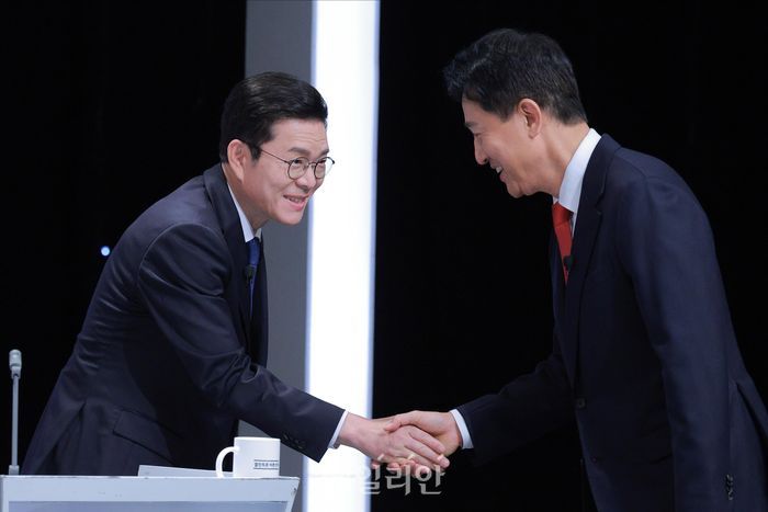 정원오 더불어민주당 서울시장 후보와 오세훈 서울시장 후보가 28일 오후 서울 마포구 SBS프리즘타워에서 열린 2026 서울특별시장선거 후보자 토론회 시작 전 악수를 하고 있다. ⓒ데일리안 홍금표 기자