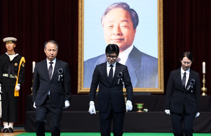 한동훈 전 국민의힘 대표가 지난 2024년 11월 22일 서울 동작구 국립서울현충원 현충관에서 열린 고 김영삼 전 대통령 서거 9주기 추모식에서 헌화 및 분향을 마친 뒤 단상을 내려오고 있다. ⓒ뉴시스
