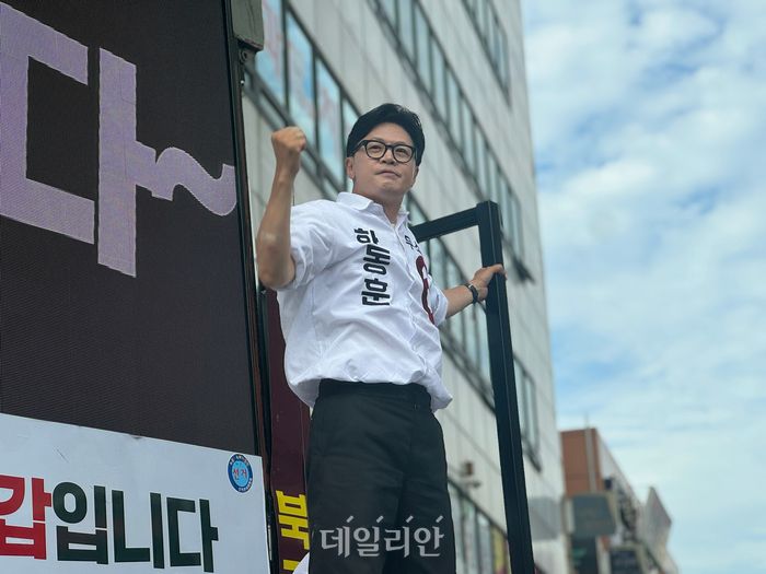 부산 북갑 국회의원 보궐선거에 출마한 무소속 한동훈 후보가 30일 오후 부산 북구 덕천동 젊음의거리에서 지지를 호소하고 있다. ⓒ데일리안 오수진 기자