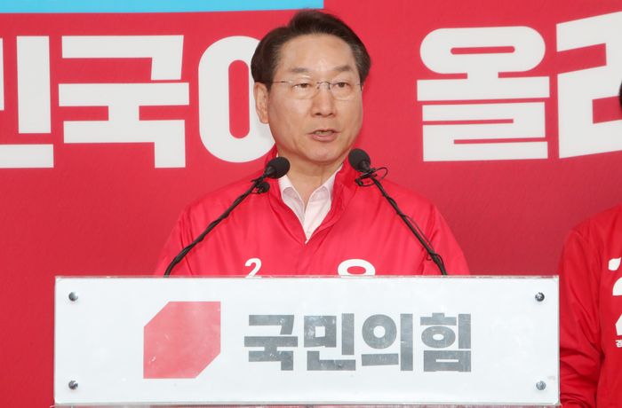 국민의 힘 유정복 인천시장 후보가 17일 중앙당사에서 긴급 공동기자회견을 열고 회견문을 발표하고 있다.ⓒ유정복 캠프 제공