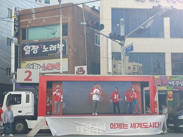 박형준 국민의힘 부산시장 후보가 29일 부산 사하구 다대표 씨파크 앞 유세현장에서 부산시민들을 향해 지지를 호소하고 있다. ⓒ데일리안 김민석 기자
