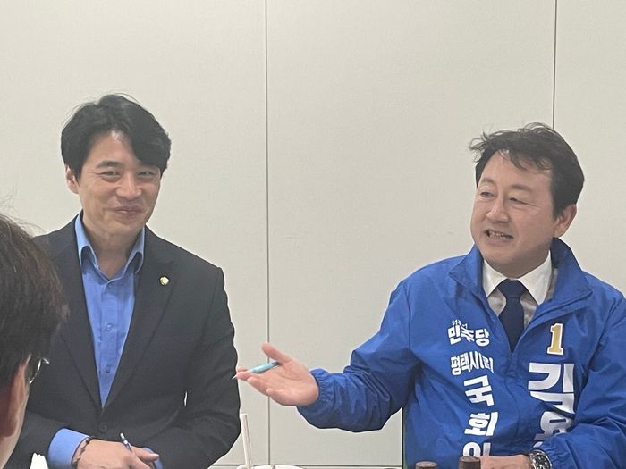 한준호 더불어민주당 의원(왼쪽)과 김용남 더불어민주당 평택을 국회의원 재선거 예비후보 ⓒ김용남 캠프