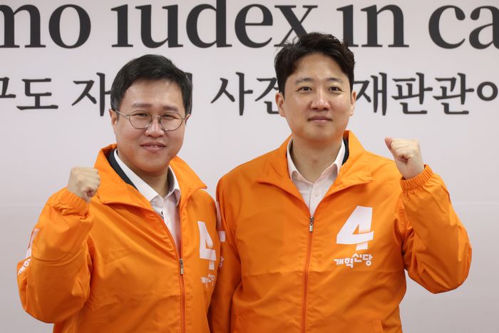 이준석 개혁신당 대표가 11일 서울 여의도 국회에서 열린 6.3 지방선거 중앙선거대책위원회에서 김성열 경기 하남갑 국회의원 보궐선거 후보에게 공천장을 수여한 뒤 기념촬영하고 있다. ⓒ 뉴시스