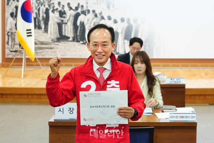 14일 오전 9시 대구 서구 대구시선거관리위원회에서 후보 등록을 마친 추 후보는 카메라 앞에서 매서운 표정으로 출사표를 던졌다. ⓒ 추경호 후보 캠프