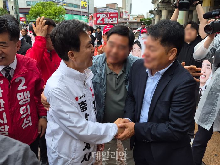 김태흠 국민의힘 충남도지사 후보가 21일 아산시 온양온천역 광장에서 열린 