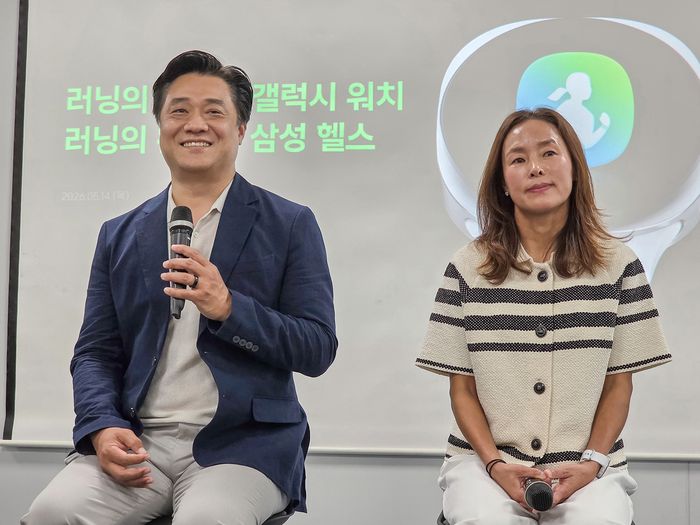 최준일 삼성전자 MX사업부 디지털헬스팀 상무와 권은주 전 국가대표 마라토너 겸 감독이 14일 서울 중구 태평로빌딩에서 진행된 미디어 브리핑에서 질문에 답하고 있다.ⓒ삼성전자