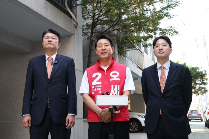 오세훈 국민의힘 서울시장 후보(가운데)와 이준석 개혁신당 대표(오른쪽), 김정철 서울시장 후보.ⓒ오세훈 캠프