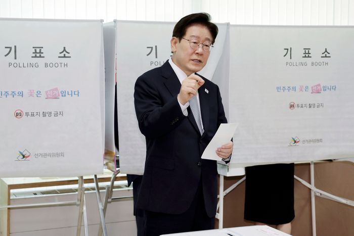 이재명 대통령이 제9회 전국동시지방선거 사전투표 첫날인 29일 서울 종로구 삼청동 주민센터에서 사전 투표 중 기표 도장 관련 문의를 하고 있다. ⓒ뉴시스