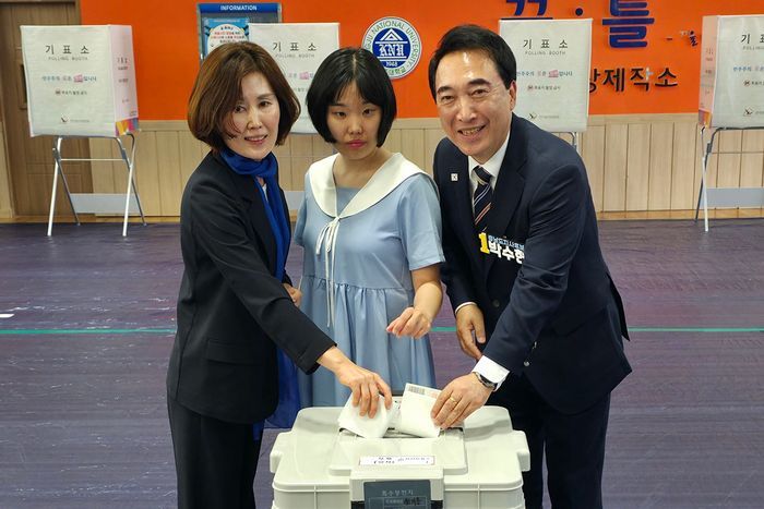 박수현 더불어민주당 충남도지사 후보가 29일 공주대학교에서 사전투표를 하는 중이다. ⓒ박수현 후보 캠프