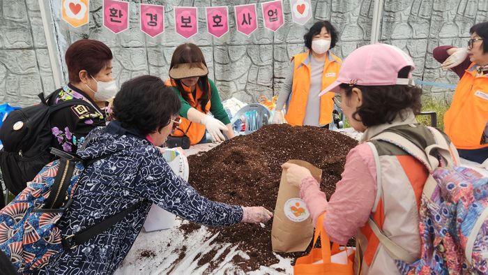시민들이 커피박을 사용해서 만든 퇴비를 가정에서 사용하기 위해 나눠 가져가고 있다.ⓒ성남시 제공