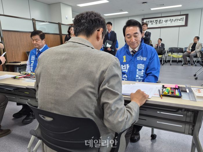 박수현 더불어민주당 충남도지사 후보가 14일 내포신도시에 위치한 충남선거관리위원회에서 후보 등록을 하고 있다. ⓒ데일리안 김주혜 기자