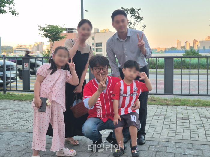 유의동 국민의힘 후보가 29일 오후 경기 평택시 고덕동의 한 상가에서 만난 가족들과 사진 촬영을 하고 있다.ⓒ데일리안 허찬영 기자