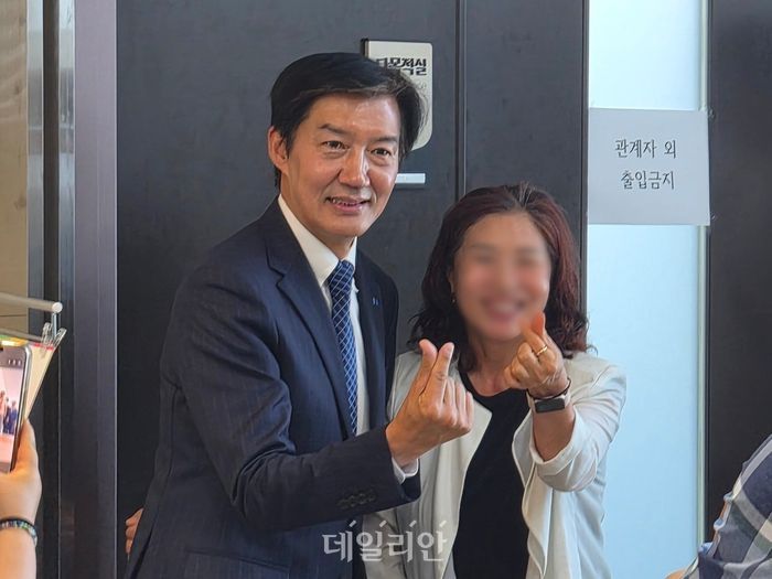 조국 조국혁신당 후보가 29일 경기 평택시 안중읍행정복지센터에 마련된 사전투표소에서 시민과 사진 촬영을 하고 있다.ⓒ데일리안 허찬영 기자