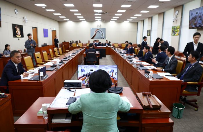 김현 국회 과학기술정보방송통신위원회 소위원장이 6일 오후 서울 여의도 국회에서 열린 과학기술정보방송통신위원회 정보통신방송미디어법안심사소위원회에서 회의를 주재하고 있다. ⓒ뉴시스