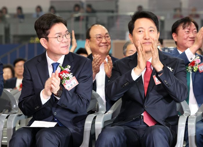 정원오 더불어민주당 서울시장 예비후보와 오세훈 국민의힘 서울시장 예비후보가 6일 서울 중구 장충체육관에서 열린 2026 서울시 어버이날 기념식에서 박수를 치고 있다. ⓒ 뉴시스