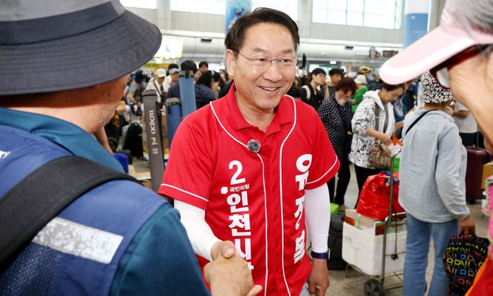 국민의 힘 유정복 인천시장 후보가 31일 중구 연안여객터미널을 방문해 이용객들과 인사하고 있다. ⓒ 유정복 캠프 제공