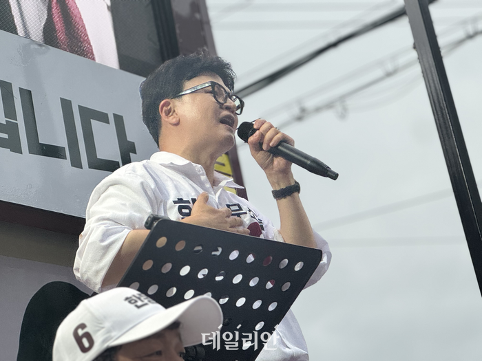 부산 북구갑 국회의원 보궐선거에 출마한 한동훈 무소속 후보가 21일 부산 북구 구포시장 쌈지공원에서 열린 출정식에서 지지를 호소하고 있다. ⓒ데일리안 오수진 기자