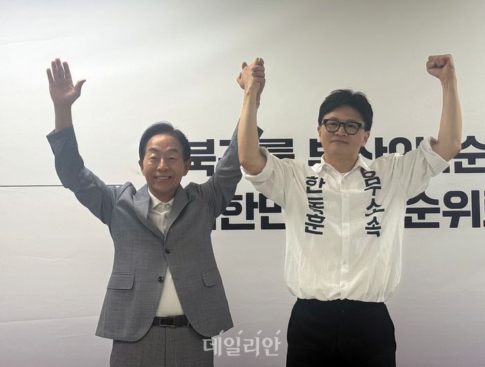 김영삼 전 대통령의 차남 김현철 김영삼대통령기념재단 이사장이 23일 오후 부산 북구에 위치한 한동훈 무소속 부산 북갑 보궐선거 후보 선거사무소에서 한 후보 지지 선언을 하고 있다. ⓒ데일리안 오수진 기자