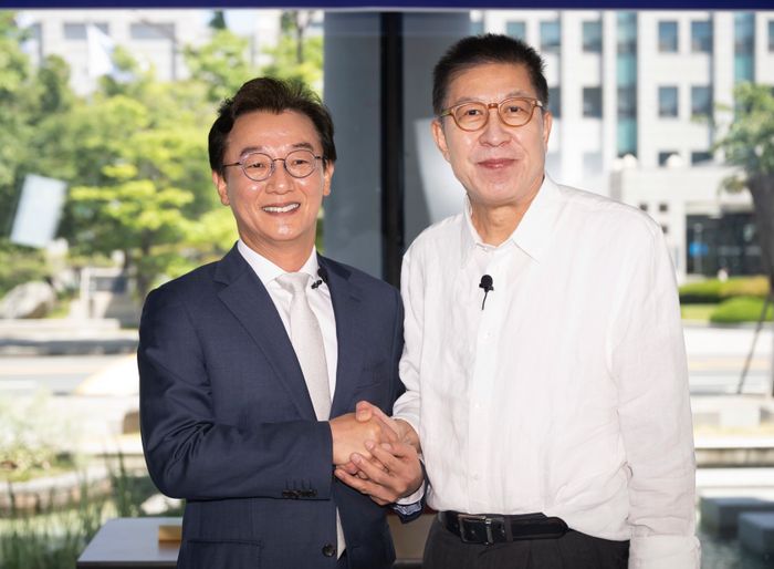 18일 국제신문 주최 부산시장 후보 전재수, 박형준 초청 토론회가 열린 국립부경대 대연캠퍼스에서 토론 전 후보자들이 기념촬영 하고 있다. ⓒ뉴시스
