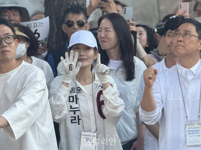 사전투표 첫날인 29일 부산 북구갑 국회의원 보궐선거에 출마한 한동훈 무소속 후보의 배우자 진은정 변호사가 한 후보 지원 유세에 나섰다. ⓒ데일리안 오수진 기자
