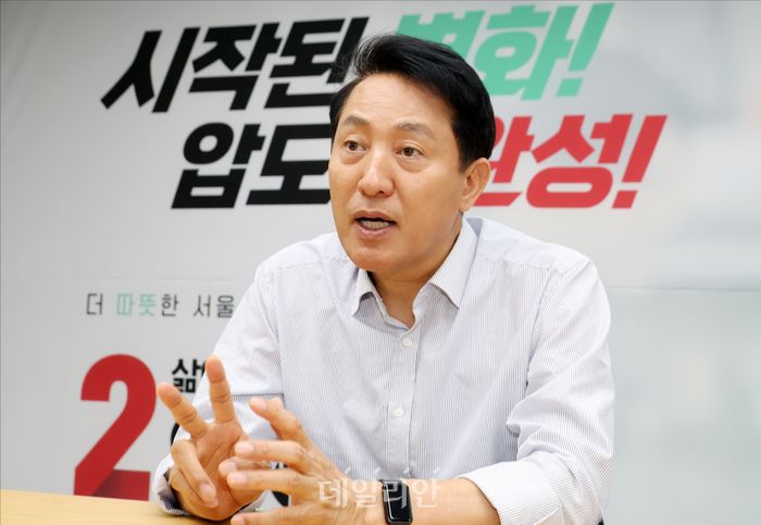오세훈 국민의힘 서울시장 후보가 13일 오후 서울 종로구 선거캠프 사무실에서 데일리안과 인터뷰를 하고 있다. ⓒ데일리안 홍금표 기자
