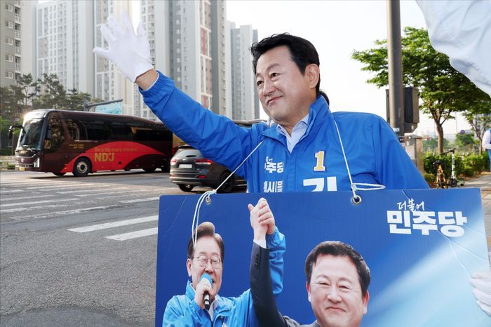 김용남 더불어민주당 경기 평택을 국회의원 후보가 15일 오전 경기도 평택 고덕국제대로의 한 교차로에서 출근길 인사를 하고 있다. ⓒ데일리안 홍금표 기자