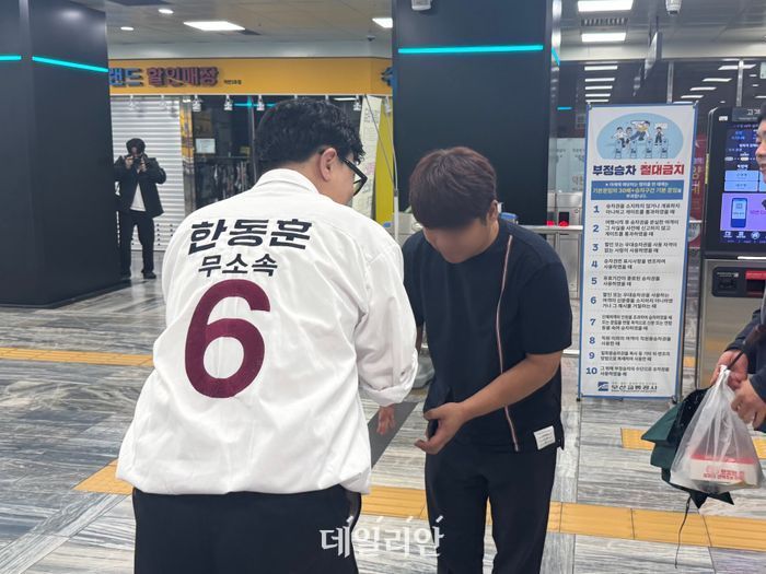 부산 북구갑 국회의원 보궐선거에 출마한 한동훈 무소속 후보가 공식 선거운동 기간이 시작되는 21일 부산 북구 덕천역을 찾아 귀갓길 시민에게 인사를 건네고 있다. ⓒ데일리안 오수진 기자