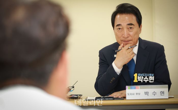 박수현 더불어민주당 충남도지사 후보가 26일 천안의료원을 방문해 대담하고 있다. ⓒ데일리안 방규현 기자