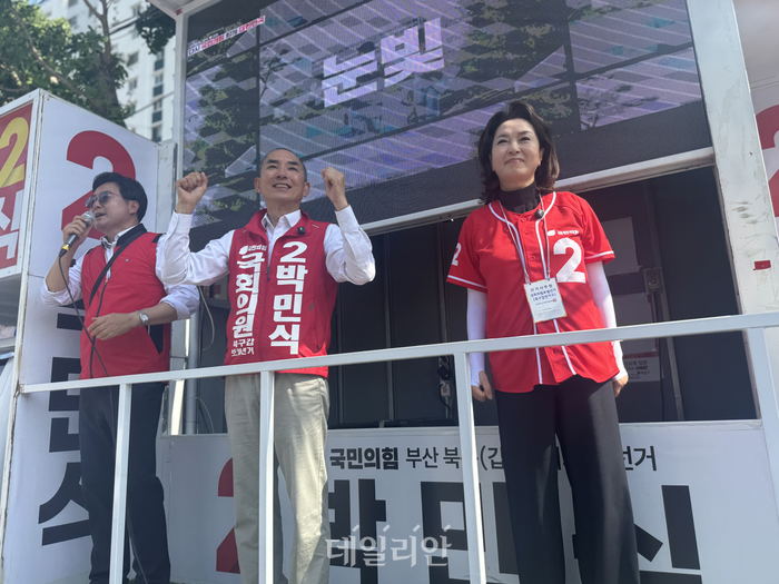 부산 북구갑 국회의원 보궐선거에 출마한 박민식 국민의힘 후보가 25일 부산 북구 백양디이스트 아파트 인근에서 유세를 하고 있다. ⓒ데일리안 오수진 기자