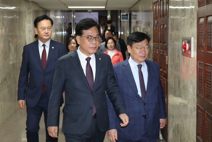 송언석 국민의힘 원내대표 등 의원들이 12일 서울 여의도 국회에서 열린 원내대책회의에 참석하고 있다.ⓒ뉴시스