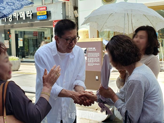 박형준 국민의힘 부산시장 후보가 30일 부산 중구 용두산공원 앞 거리를 찾아 부산시민들과 인사를 나누고 있다. ⓒ데일리안 김민석 기자