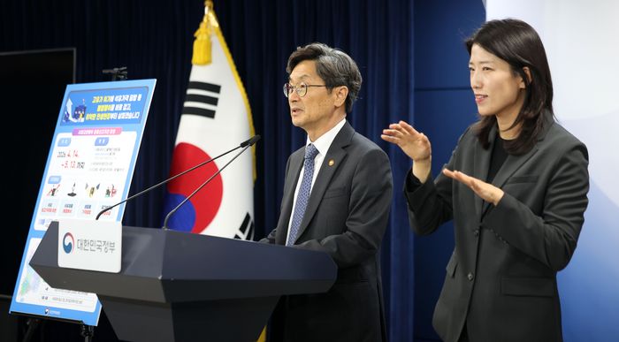 정일연 국민권익위원장이 4월 14일 서울 종로구 정부서울청사에서 브리핑을 하고 있다. ⓒ뉴시스