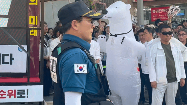 사전투표 첫날인 29일 부산 북구갑 국회의원 보궐선거에 출마한 한동훈 무소속 후보의 배우자 진은정 변호사가 