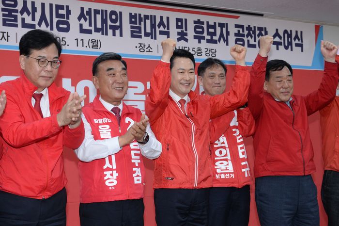 (왼쪽부터) 국민의힘 송언석 원내대표, 김두겸 울산시장 후보, 장동혁 대표, 김태규 울산 남갑 국회의원 보궐선거 후보, 박성민 울산시당위원장이 11일 남구 울산시당 5층 강당에서 열린 선대위 발대식 및 후보자 공천장 수여식에서 후보자들의 승리를 다짐하고 있다. ⓒ뉴시스