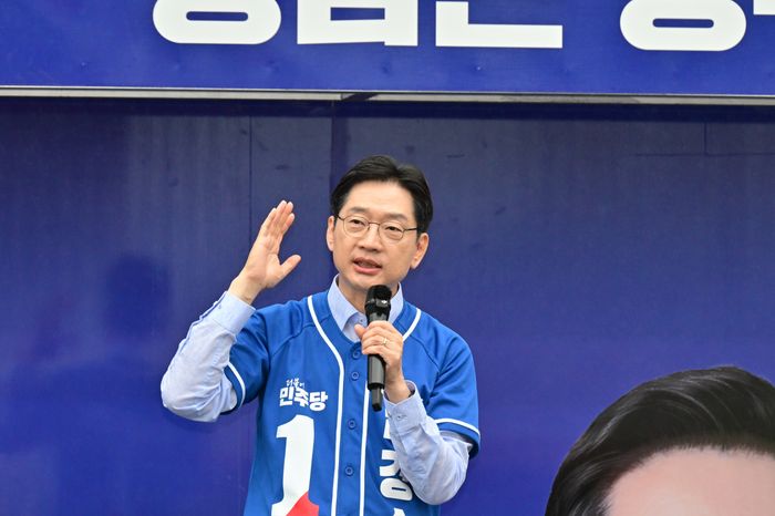 사전투표일을 이틀 남겨둔 27일 오전 경남 하동군을 찾은 김경수 더불어민주당 경남지사 후보가 유세차량에 올라 지지를 호소하고 있다. ⓒ뉴시스