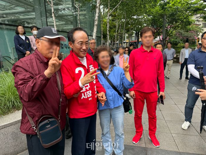 추경호 국민의힘 대구시장 후보가 오후 3시 중구 현대백화점 앞 국민의힘 지방선거 출정식에서 지지자들과 사진을 촬영하고 있다. ⓒ 데일리안 김수현 기자