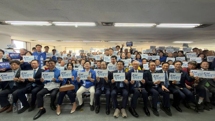지난 17일 인천 미추홀구 당찬 캠프에서 열린 박찬대 인천시장 후보 선거대책위원회 개소식에서 참석자들이 ‘진짜 인천’ 이라는 팻말을 들고 있다. ⓒ박찬대 캠프 제공