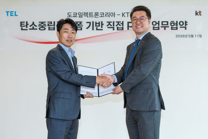 김용남 KT Enterprise부문 법인사업본부장(오른쪽)과 이선길 도쿄일렉트론코리아 기술총괄부문장(왼쪽)이 기념사진 촬영하는 모습ⓒKT
