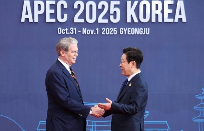 이재명 대통령이 지난해 10월31일 경주화백컨벤션센터(HICO)에서 열린 2025 아시아태평양경제협력체(APEC) 정상회의에 참석한 스콧 베선트 미국 재무장관을 맞이하고 있다. ⓒ연합뉴스