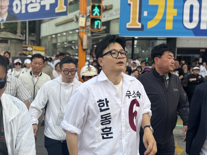 부산 북구갑 국회의원 보궐선거에 출마한 한동훈 무소속 후보가 22일 부산 북구 박민식 국민의힘 후보의 선거사무소 앞에서 선거 유세를 하고 있다. ⓒ데일리안 오수진 기자