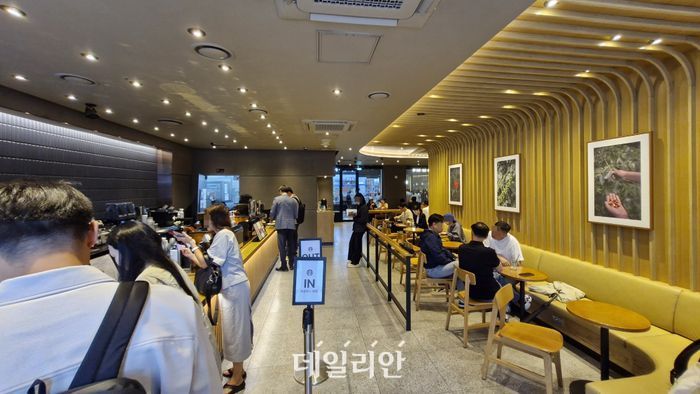 스타벅스 코리아의 5.18 민주화운동 폄훼 마케팅 논란이 불거진 이후인 지난 21일 서울 강남구 수서 일대의 한 스타벅스 매장에 손님들이 앉아 있다. ⓒ데일리안 김찬주 기자