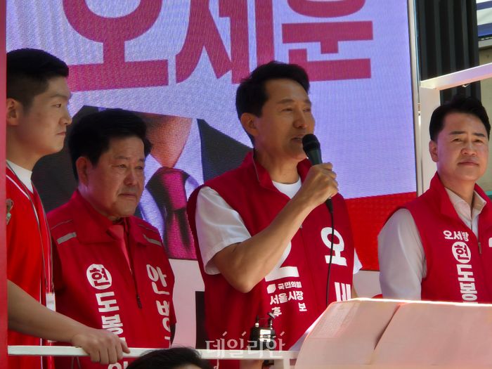 오세훈 국민의힘 서울시장 후보가 29일 도봉구 창동역 인근에서 유세를 하고 있다. ⓒ데일리안 김주훈 기자